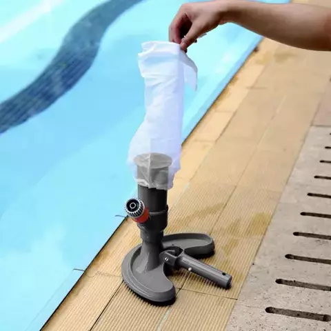 Aspirateur de fond de piscine