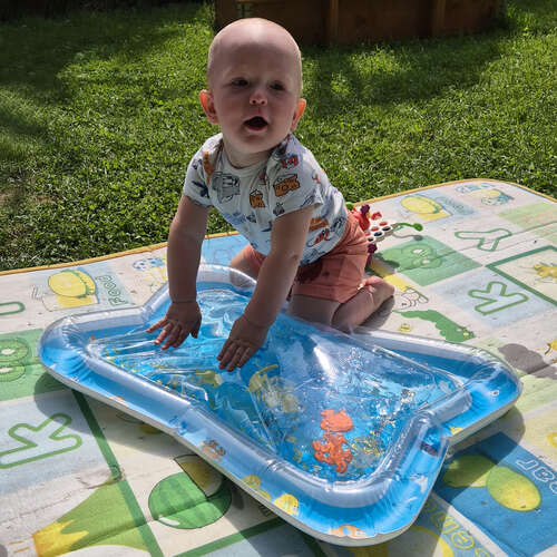 Un tapis de jeu gonflable pour les enfants 