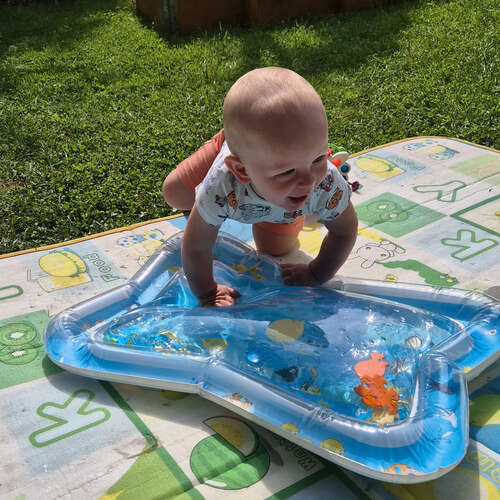 Un tapis de jeu gonflable pour les enfants 