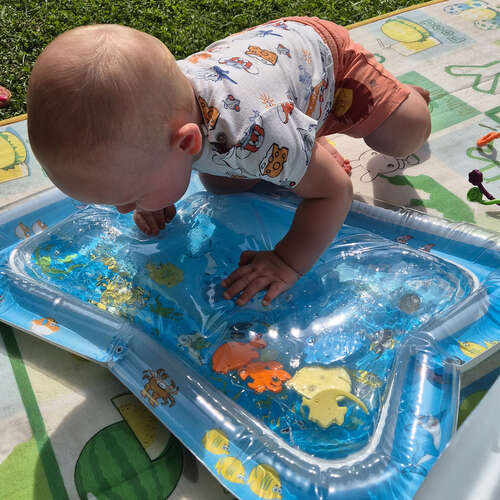 Un tapis de jeu gonflable pour les enfants 