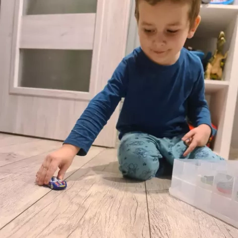 Colorful cars/springs 1:64 - 16pcs Kruzzel 20352