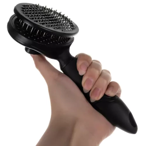 Self-cleaning fur brush