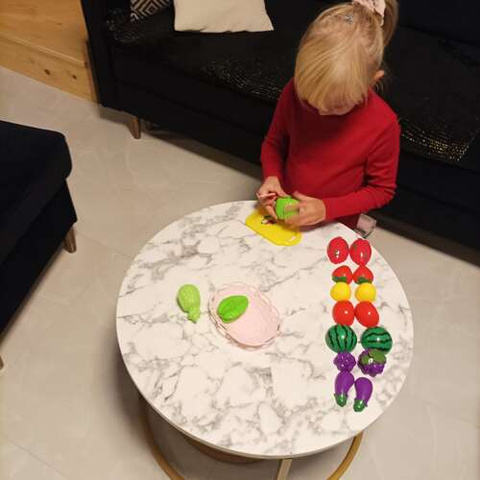 Ensemble de fruits et légumes à découper dans un panier 22576