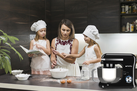 Planetární kuchyňský robot s výkonem 1700 W