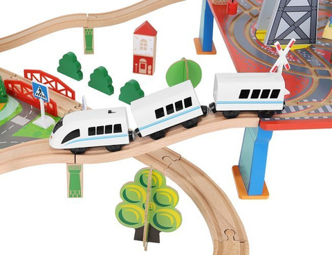 Holzeisenbahn - batteriebetriebener Zug