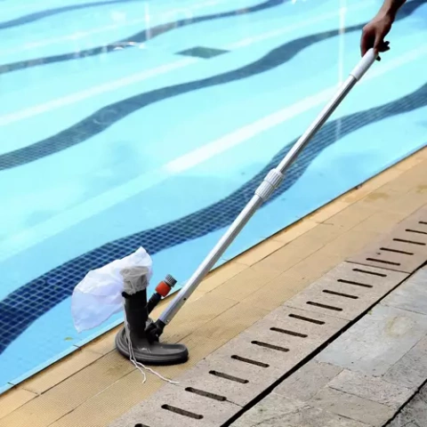 Aspirateur de fond de piscine