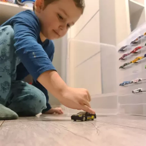 Colorful cars/springs 1:64 - 16pcs Kruzzel 20352