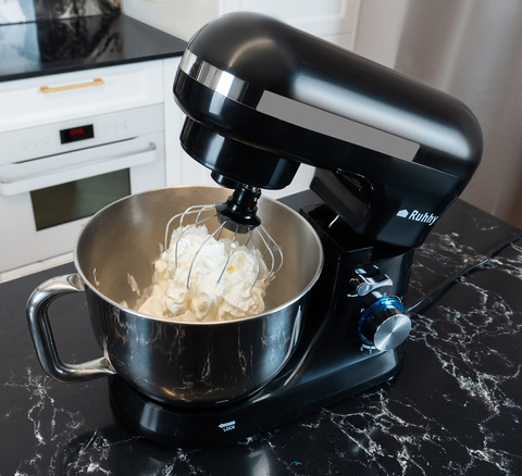 Planetární kuchyňský robot s výkonem 1700 W