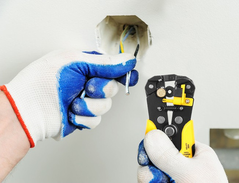 Automatic wire stripper