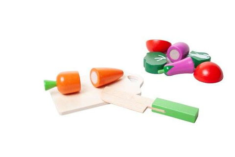 Gemüse zum Schneiden in einem Holzeimer